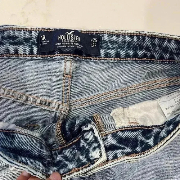 Hollister Ultra High Rise Mom Jeans Raw Hem Distressed Patch Work Womens Size 1R - Picture 4 of 7